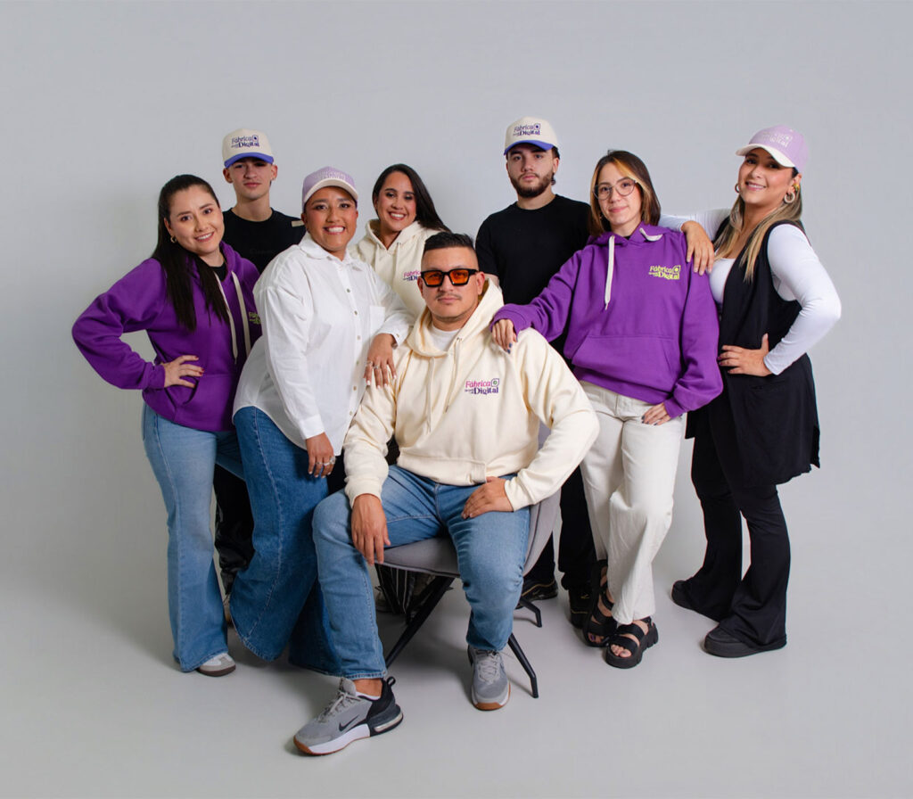 Equipo completo de Fábrica Digital reunido en el estudio