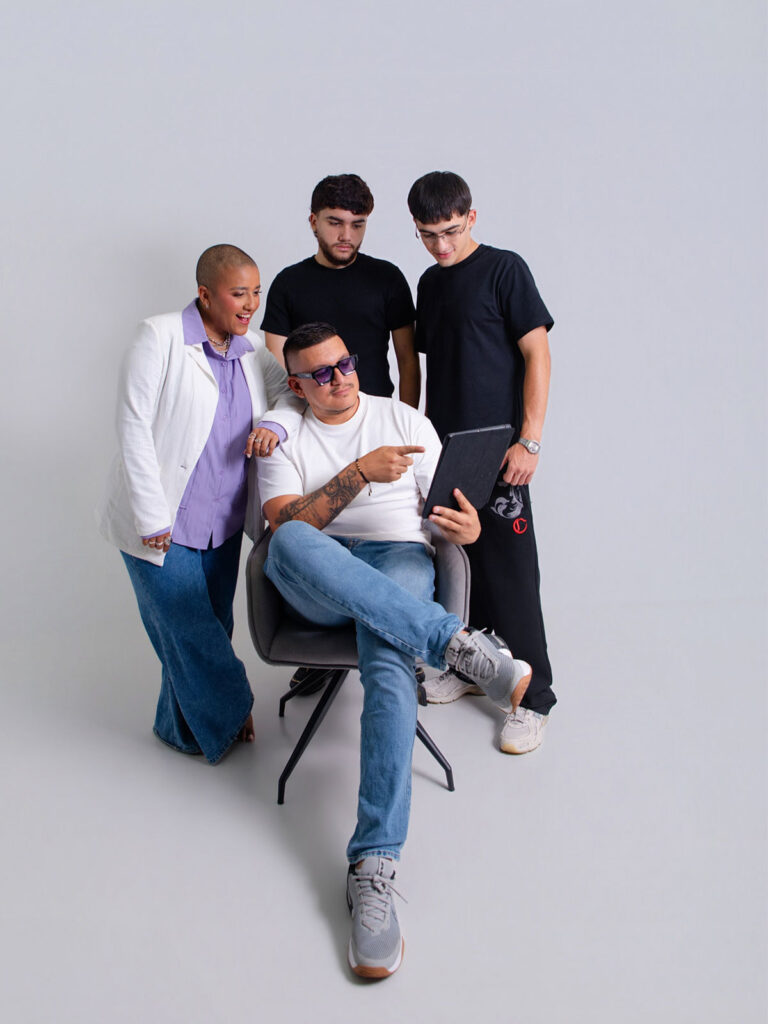 Cuatro integrantes del equipo de Fábrica Digital posando en el estudio